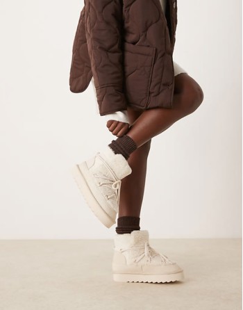 suedette snow boot in cream