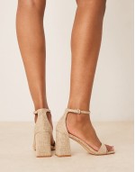 ‌Stylish Niya mid block heeled sandals in raffia
